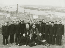 Ректор Киевской духовной семинарии протоиерей Николай Концевич со студентами. 1952-53 учебный год